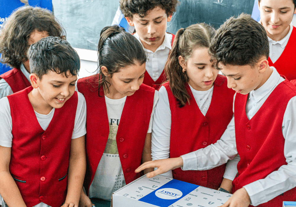 Am_dotat_laboratorul_de_informatica_de_la_scoala_Generala_nr_3_Suceava_cu_echipamente_de_robotica_Fundatia_Umanitara_ASSIST