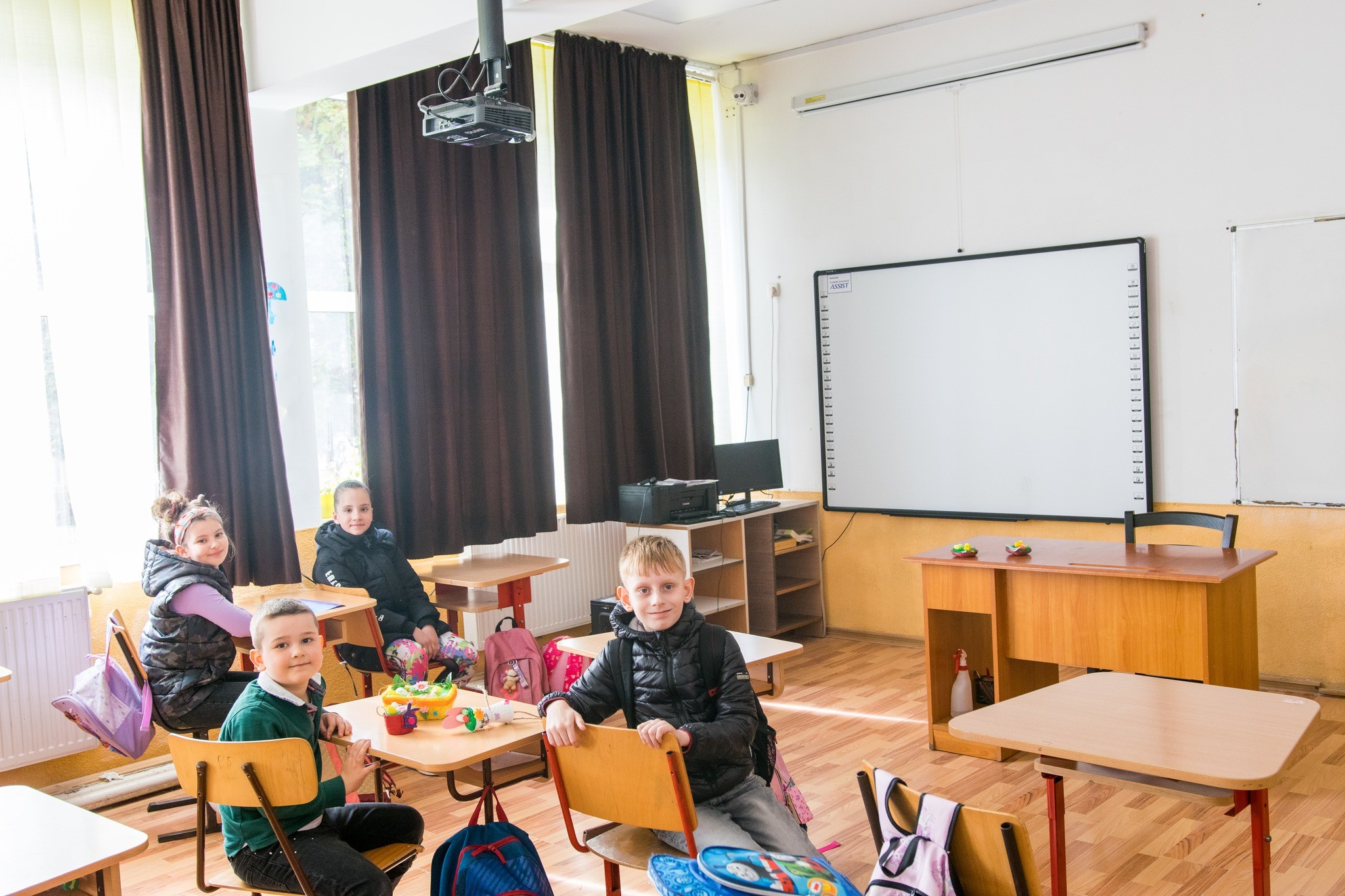 Fundatia Umanitara ASSIST -campanie de donare tabla interactiva la Scoala Jean Bart din Suceava