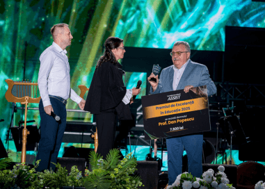 Fundația Umanitară ASSIST offered the 2025 Excellence in Education Award to Professor Dan Popescu