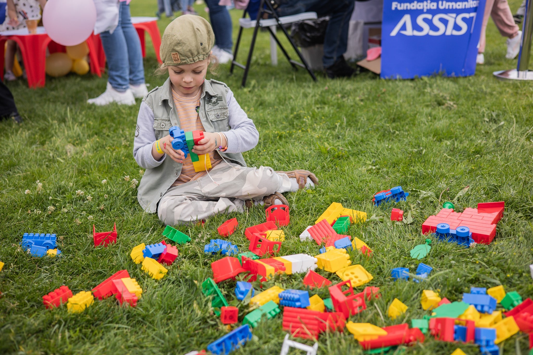 Cum_sa_ii_invatam_pe_copii_bucuria_de_a_darui_5_activitati_de_voluntariat_Fundatia_Umanitara_ASSIST