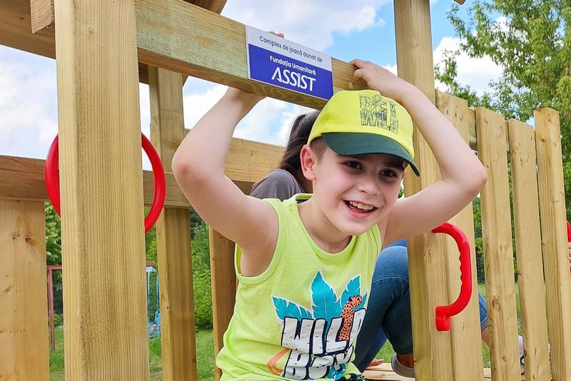 Fundația Umanitară ASSIST a donat copiilor de la centrul Help Autism Suceava un complex de joacă
