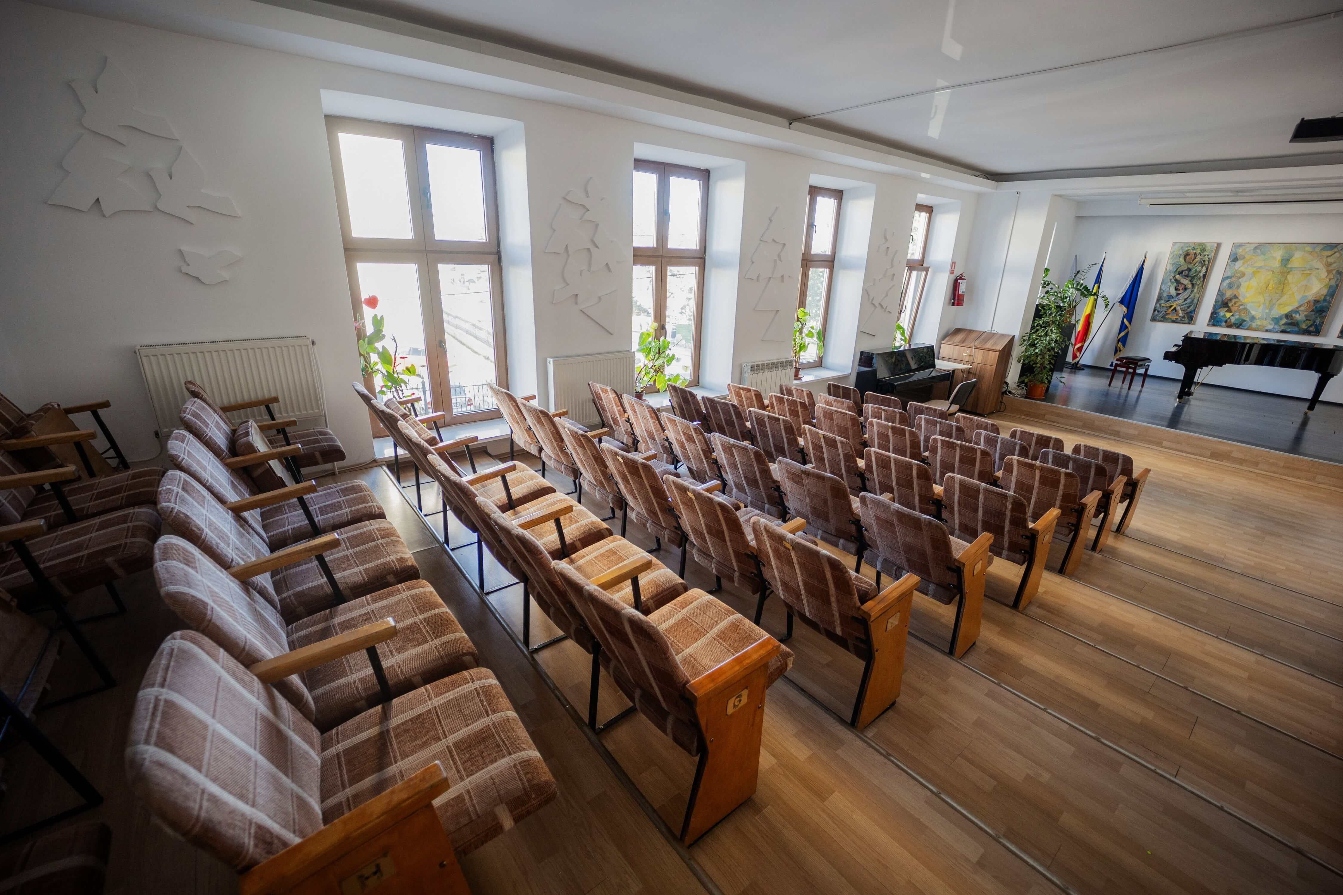 Strangere_de_fonduri_pentru_renovarea_salii_de_spectacole_de_la_Colegiul_de_Arta_Ciprian_Porumbescu_Suceava_Fundatia_Umanitara_ASSIST