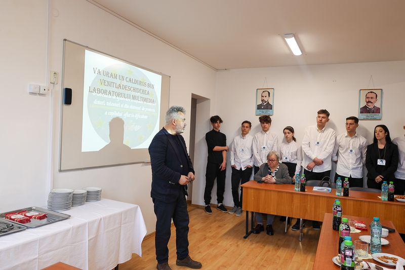 Laboratorul multimedia din cadrul internatului Colegiului Tehnic Samuil Isopescu din Suceava
