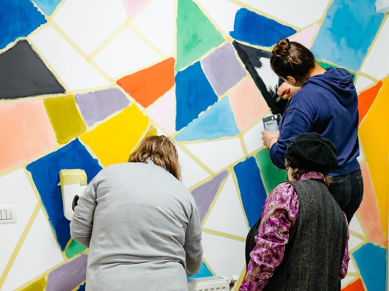 Fundatia_Umanitara_ASSIST_a_pictat_peretii_interiori_ai_Scolii_Gimnaziale_Bainet_Suceava