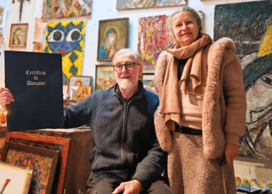 100 Originalkunstwerke, gespendet vom Künstler Virgiliu Parghel an die Humanitäre Stiftung ASSIST