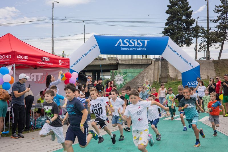 Cum_sa_ii_invatam_pe_copii_bucuria_de_a_darui_5_activitati_de_voluntariat_Fundatia_Umanitara_ASSIST