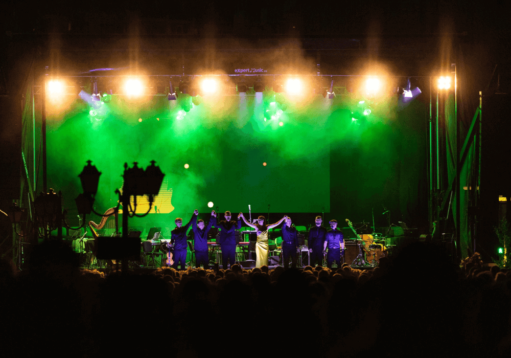 Premiu de Excelență în Educație, oferit de Fundația Umanitară ASSIST pe scena Simfoniilor de Toamnă - Fundatia Umanitara ASSIST - Suceava