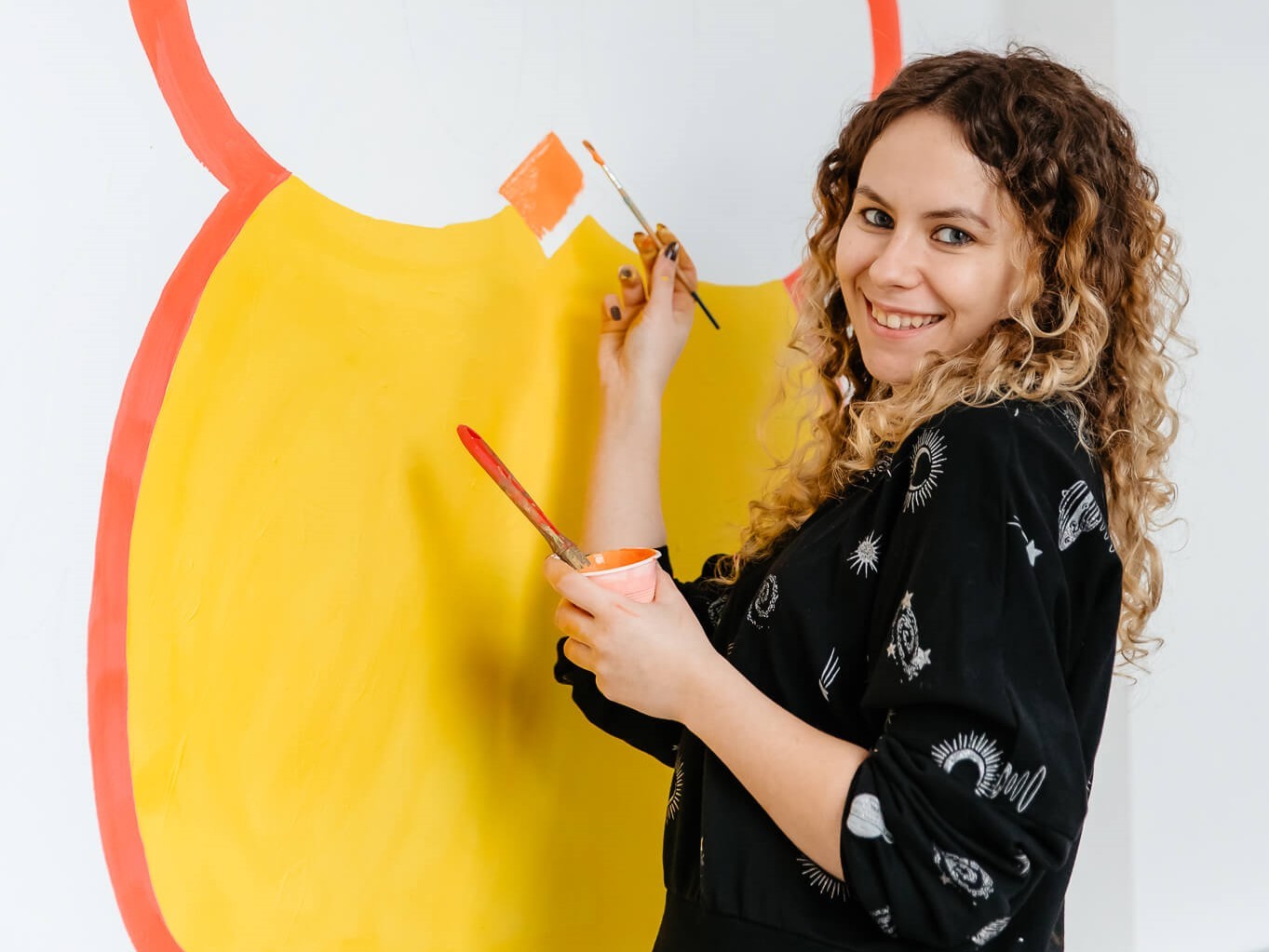 Fundatia_Umanitara_ASSIST_a_pictat_peretii_interiori_ai_Scolii_Gimnaziale_Bainet_Suceava