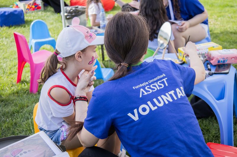 Cum_sa_ii_invatam_pe_copii_bucuria_de_a_darui_5_activitati_de_voluntariat_Fundatia_Umanitara_ASSIST