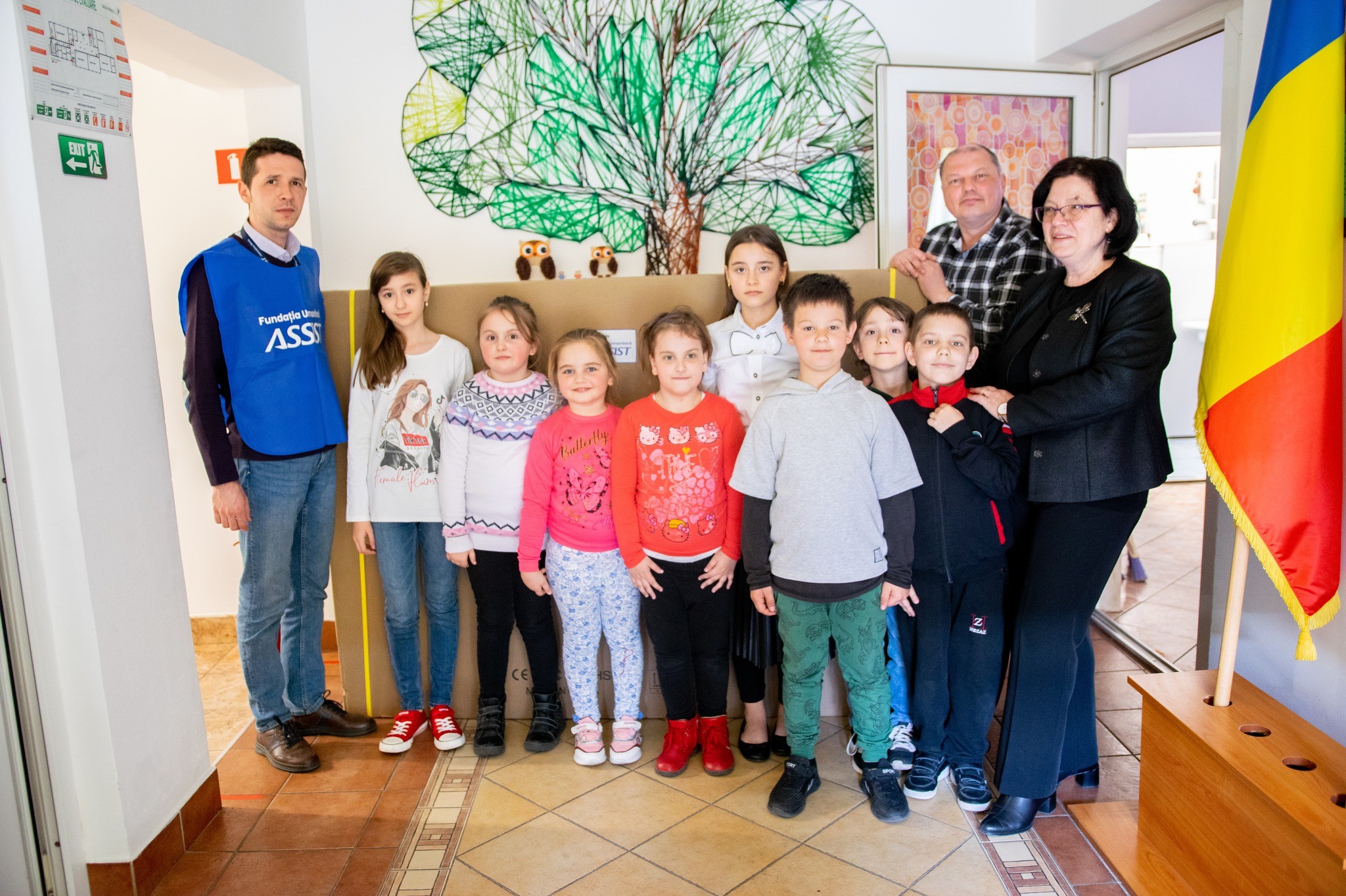 Fundatia Umanitara ASSIST -campanie de donare tabla interactiva la Scoala Jean Bart din Suceava