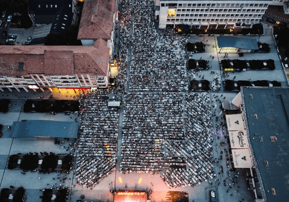 Excellence in Education Award presented by Fundatia Umanitara ASSIST on the stage of the Autumn Symphonies (Simfonii de Toamnă) - Fundatia Umanitara ASSIST - Suceava