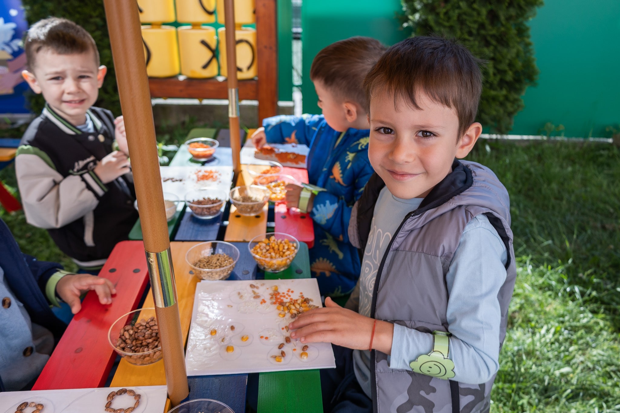 Mobilier_nou_pentru_activitati_in_aer_liber_la_Gradinita_1_2_3_Suceava_Fundatia_Umanitara_ASSIST