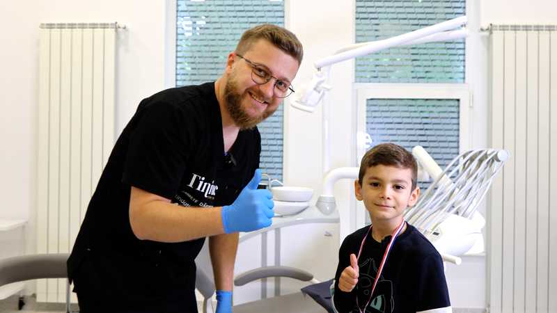 Ajuta_un_copil_sa_mearga_la_stomatolog_Fundatia_Umanitara_ASSIST_Tiniuc_Dental_Clinic_Suceava