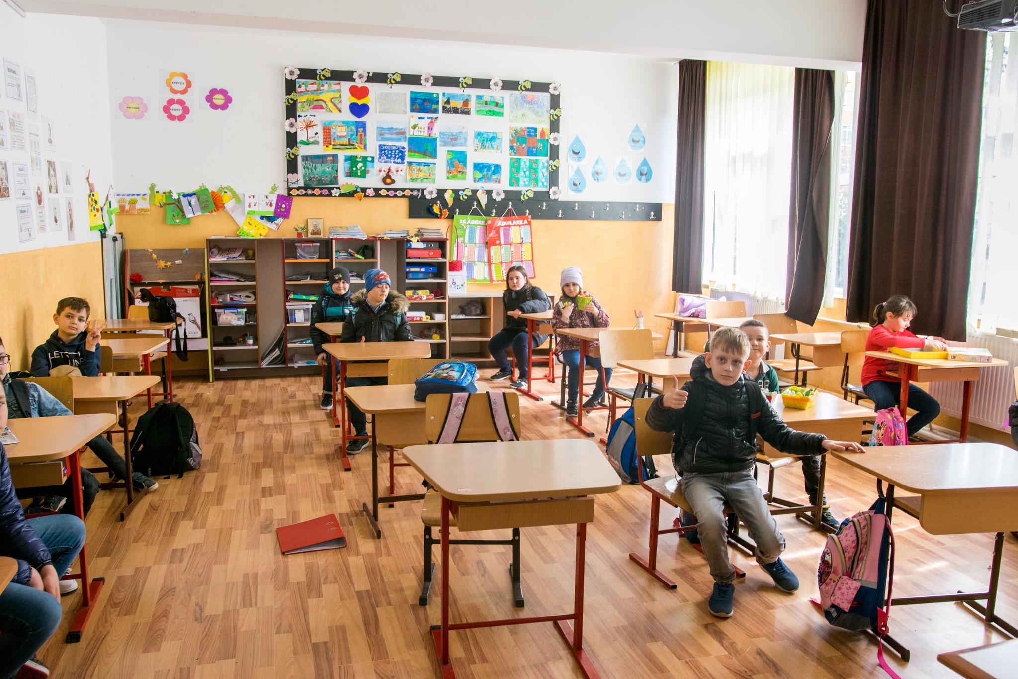 Fundatia Umanitara ASSIST -campanie de donare tabla interactiva la Scoala Jean Bart din Suceava