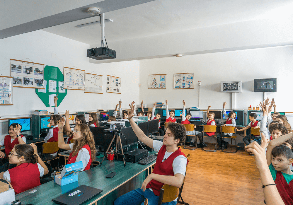 Am_dotat_laboratorul_de_informatica_de_la_scoala_Generala_nr_3_Suceava_cu_echipamente_de_robotica_Fundatia_Umanitara_ASSIST