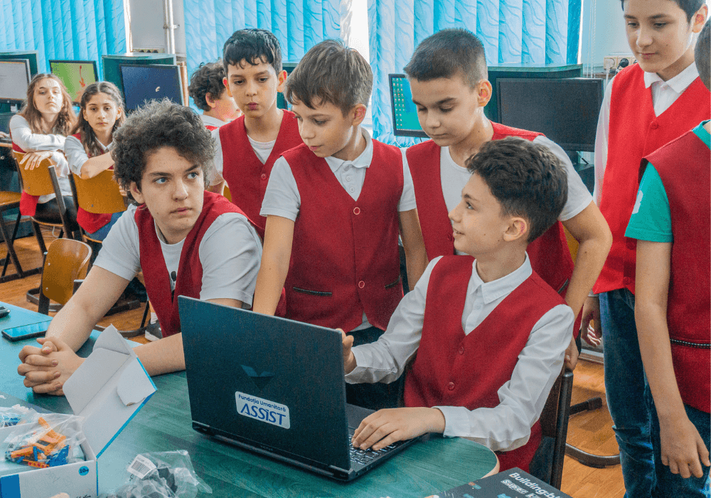 Am_dotat_laboratorul_de_informatica_de_la_scoala_Generala_nr_3_Suceava_cu_echipamente_de_robotica_Fundatia_Umanitara_ASSIST