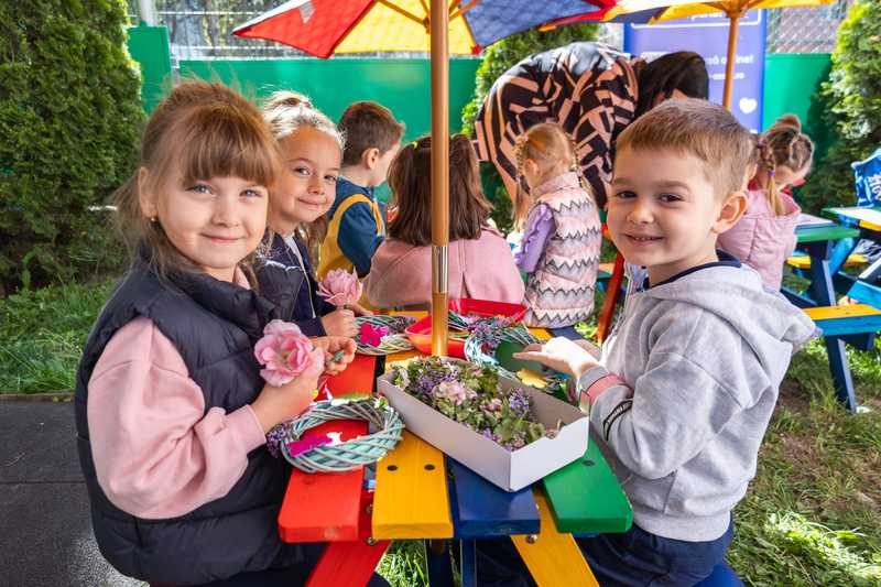 Mobilier_nou_pentru_activitati_in_aer_liber_la_Gradinita_1_2_3_Suceava_Fundatia_Umanitara_ASSIST