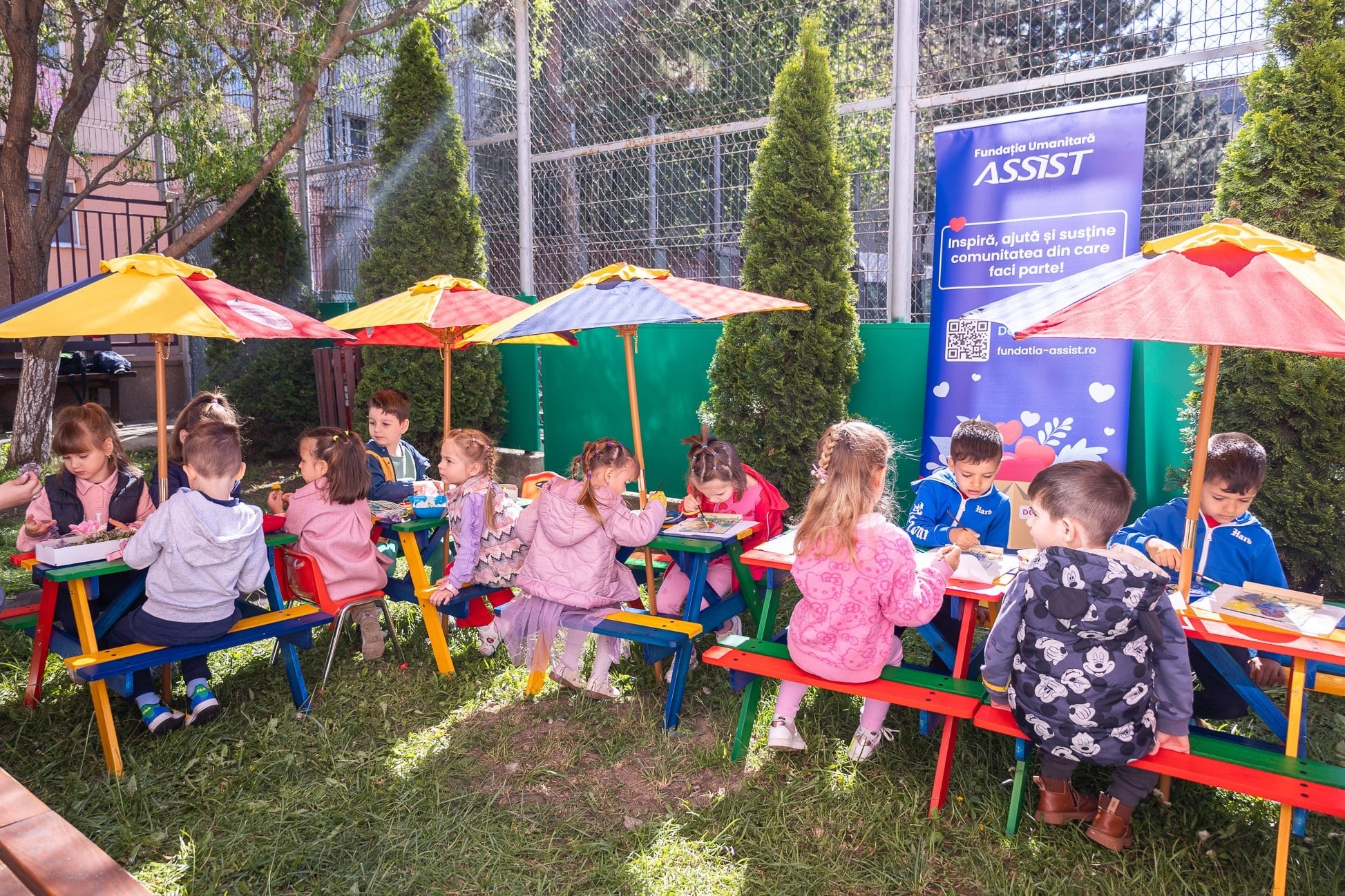 Mobilier_nou_pentru_activitati_in_aer_liber_la_Gradinita_1_2_3_Suceava_Fundatia_Umanitara_ASSIST