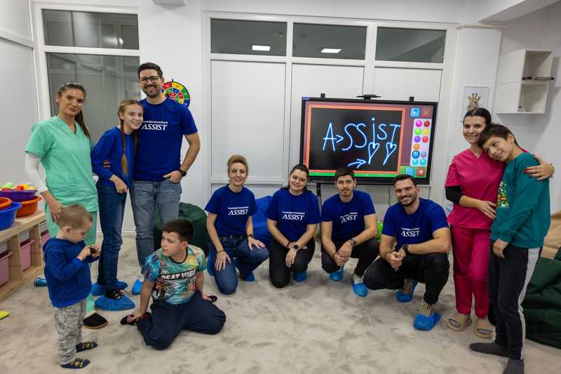 Group picture of the volunteers, children and Casa Teona staff.