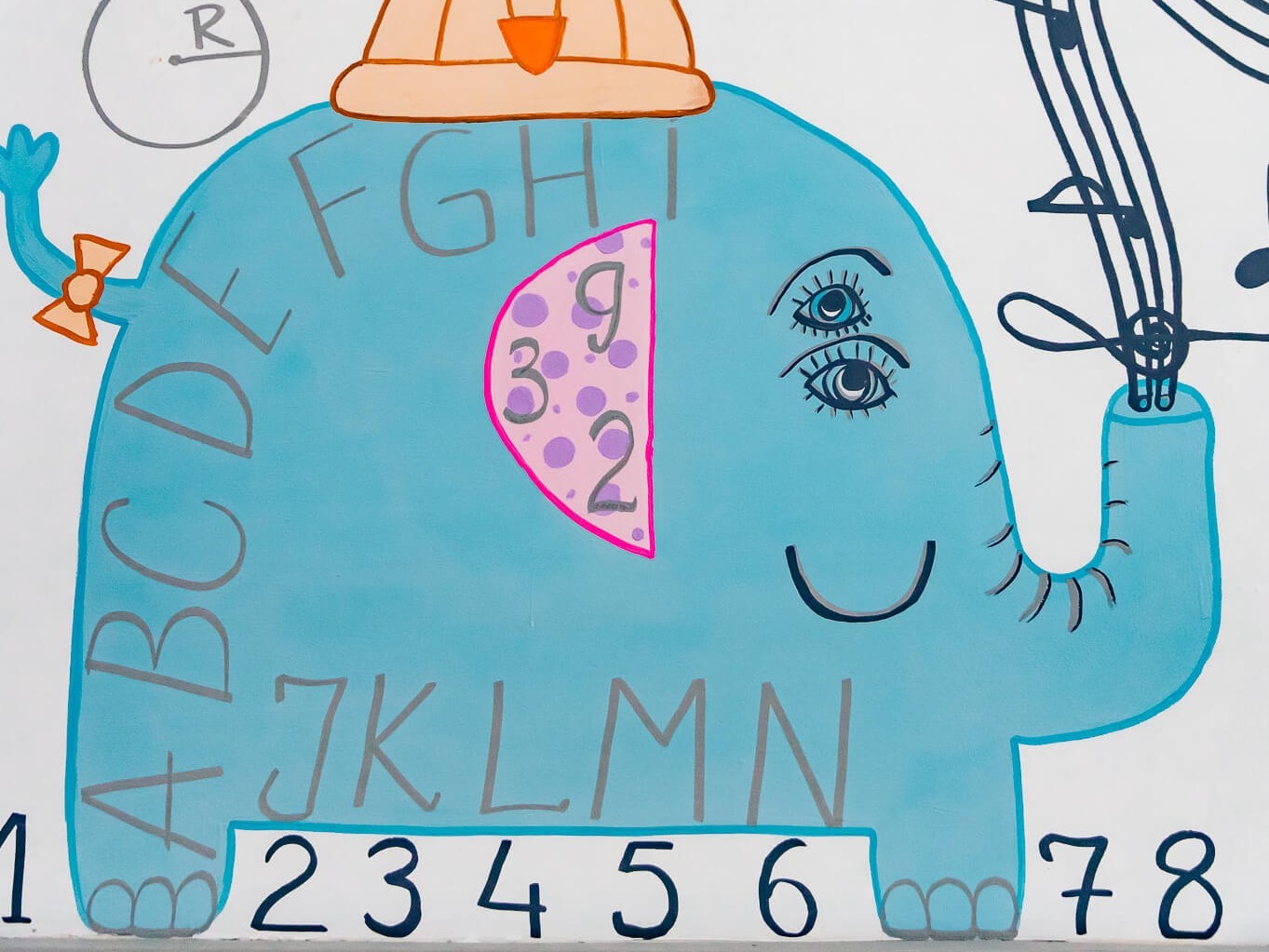 Fundatia_Umanitara_ASSIST_a_pictat_peretii_interiori_ai_Scolii_Gimnaziale_Bainet_Suceava