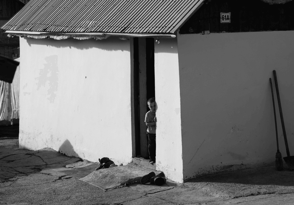 Cadouri_si_bucurie_oferite_de_Fundatia_Umanitara_ASSIST_familiilor_nevoiase_in_preajma_sarbatorilor_Suceava