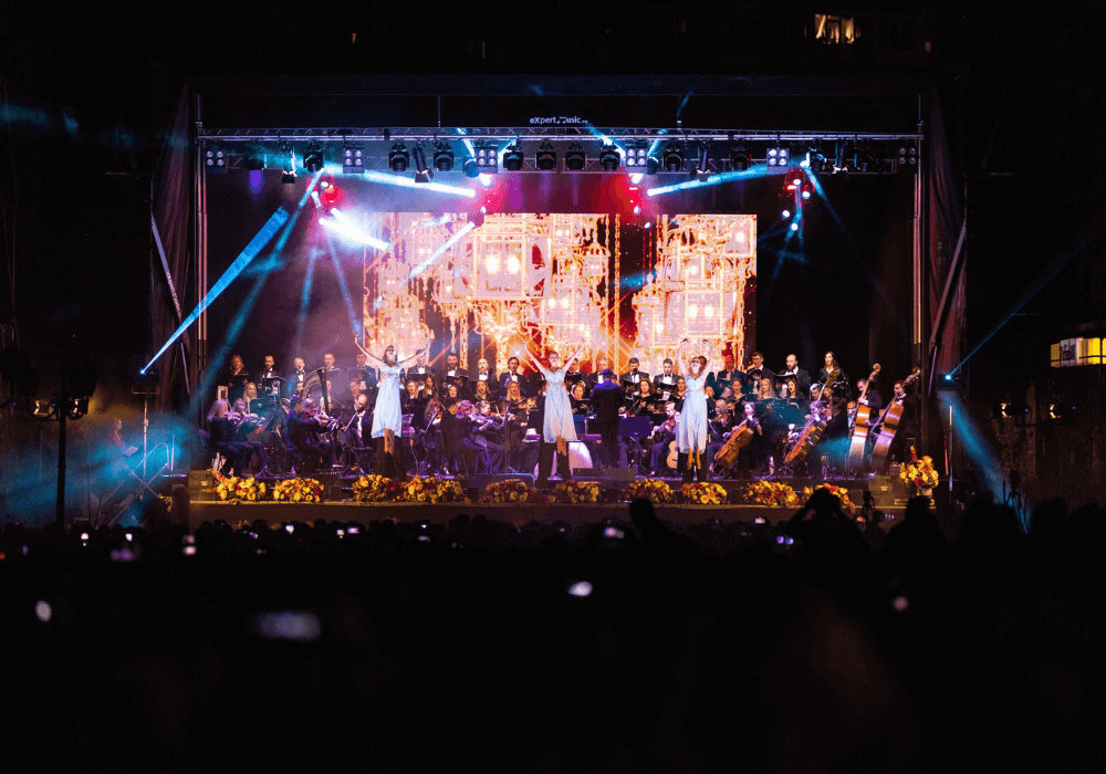 Premiu de Excelență în Educație, oferit de Fundația Umanitară ASSIST pe scena Simfoniilor de Toamnă - Fundatia Umanitara ASSIST - Suceava