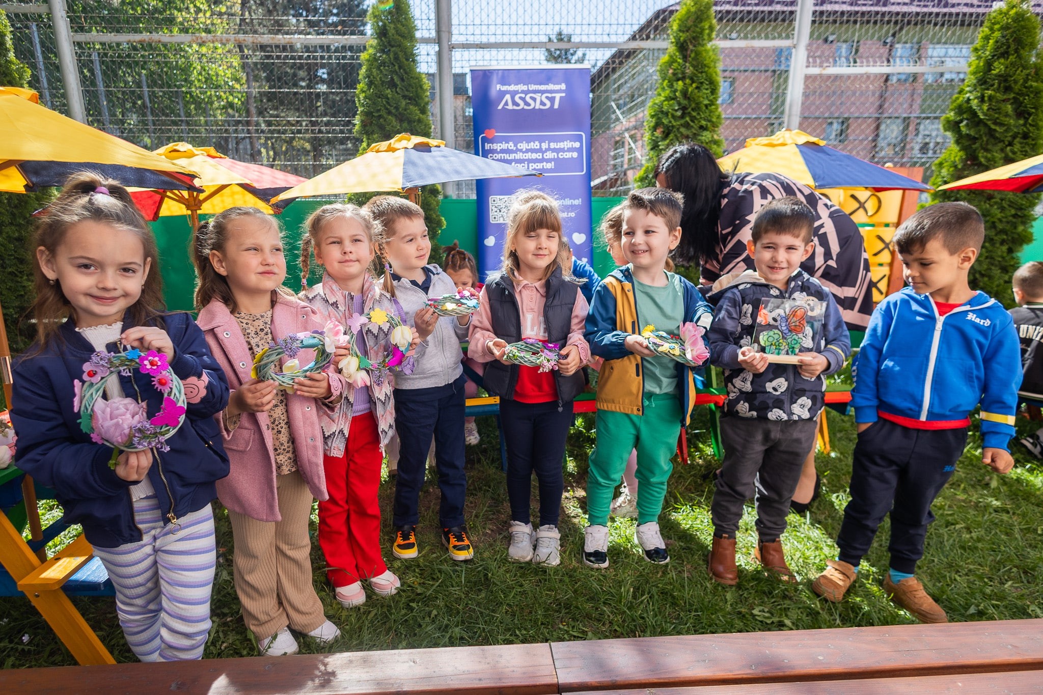 Mobilier_nou_pentru_activitati_in_aer_liber_la_Gradinita_1_2_3_Suceava_Fundatia_Umanitara_ASSIST