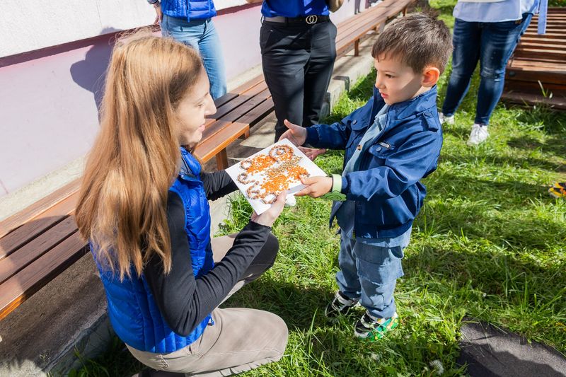 Mobilier_nou_pentru_activitati_in_aer_liber_la_Gradinita_1_2_3_Suceava_Fundatia_Umanitara_ASSIST
