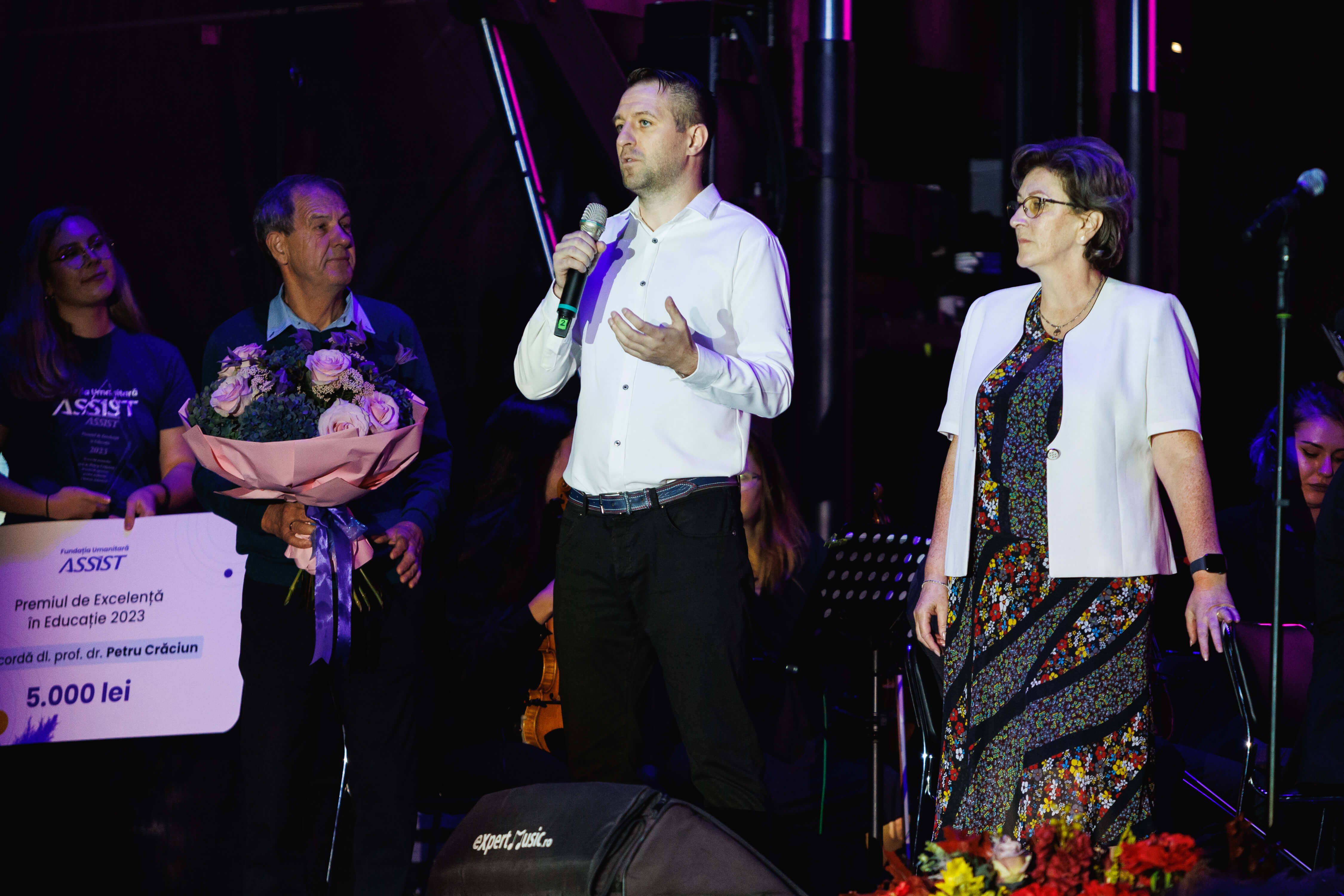 Fundatia Umanitara ASSIST president offering the prize