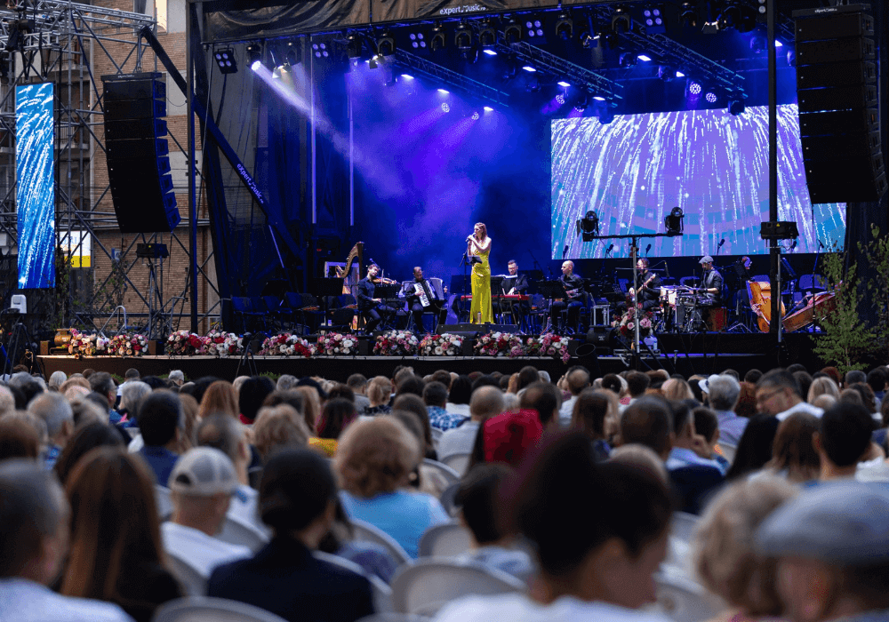 Premiu de Excelență în Educație, oferit de Fundația Umanitară ASSIST pe scena Simfoniilor de Toamnă - Fundatia Umanitara ASSIST - Suceava