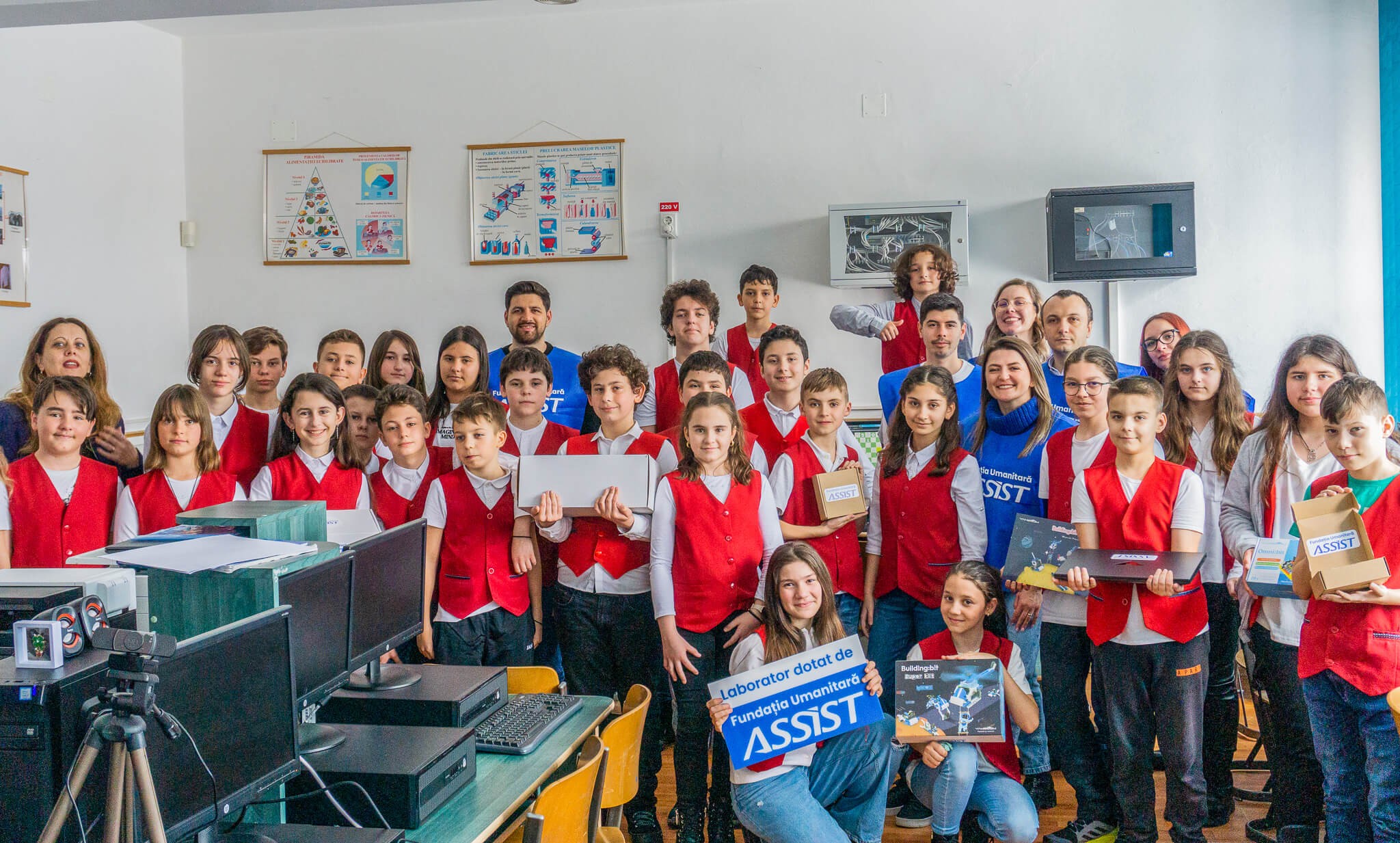 Am_dotat_laboratorul_de_informatica_de_la_scoala_Generala_nr_3_Suceava_cu_echipamente_de_robotica_Fundatia_Umanitara_ASSIST