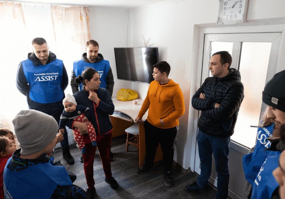 Cadouri_si_bucurie_oferite_de_Fundatia_Umanitara_ASSIST_familiilor_nevoiase_in_preajma_sarbatorilor_Suceava