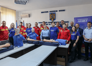 Fundația Umanitară ASSIST a donat trei manechine CPR și trei brațe multivenoase de injecție către ISU Suceava 