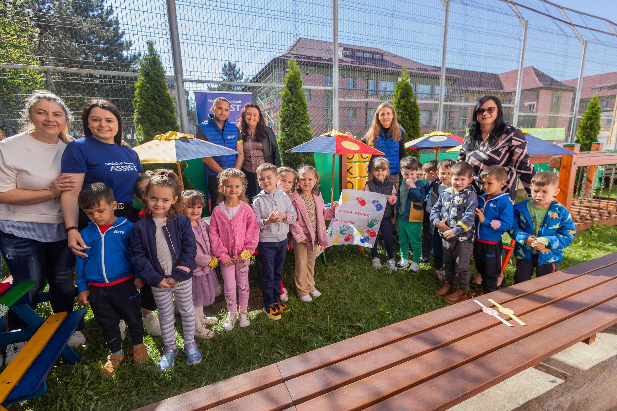 Mobilier_nou_pentru_activitati_in_aer_liber_la_Gradinita_1_2_3_Suceava_Fundatia_Umanitara_ASSIST