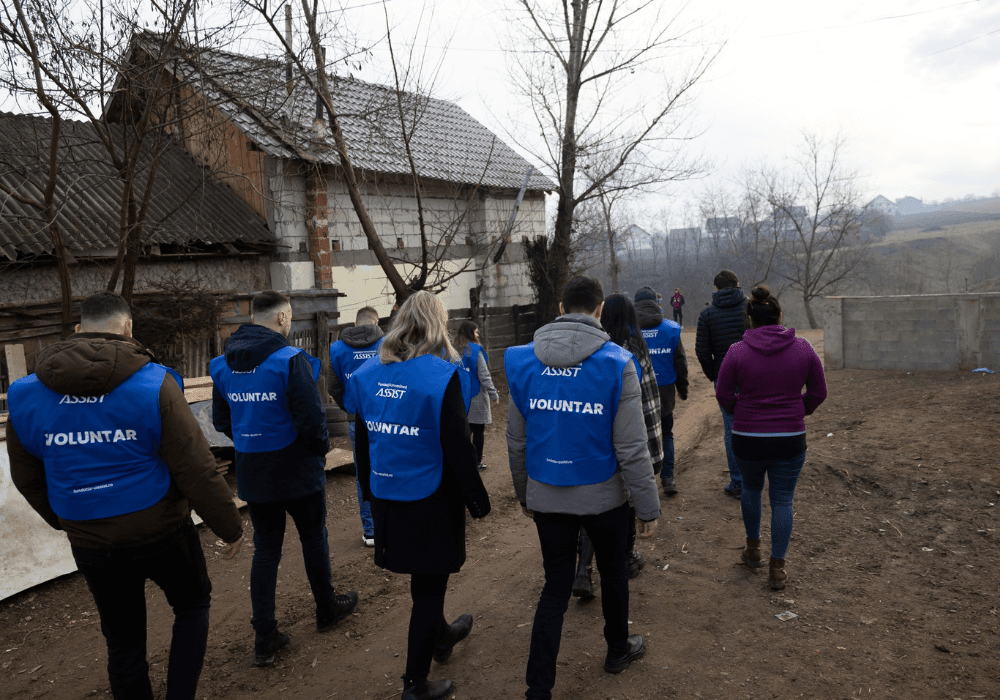 Cadouri_si_bucurie_oferite_de_Fundatia_Umanitara_ASSIST_familiilor_nevoiase_in_preajma_sarbatorilor_Suceava