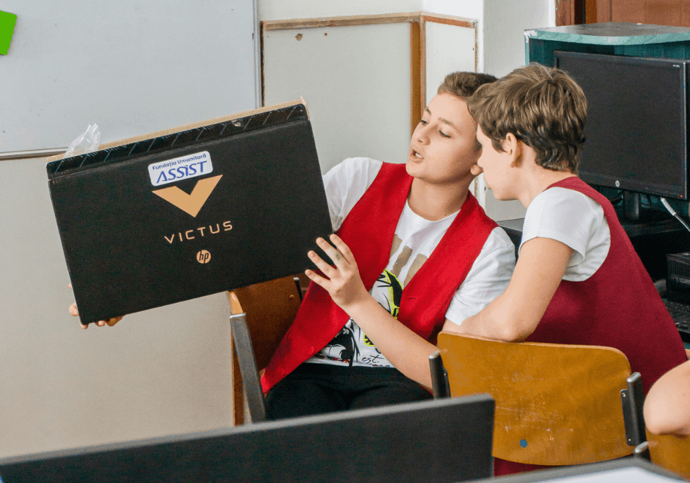 Am_dotat_laboratorul_de_informatica_de_la_scoala_Generala_nr_3_Suceava_cu_echipamente_de_robotica_Fundatia_Umanitara_ASSIST