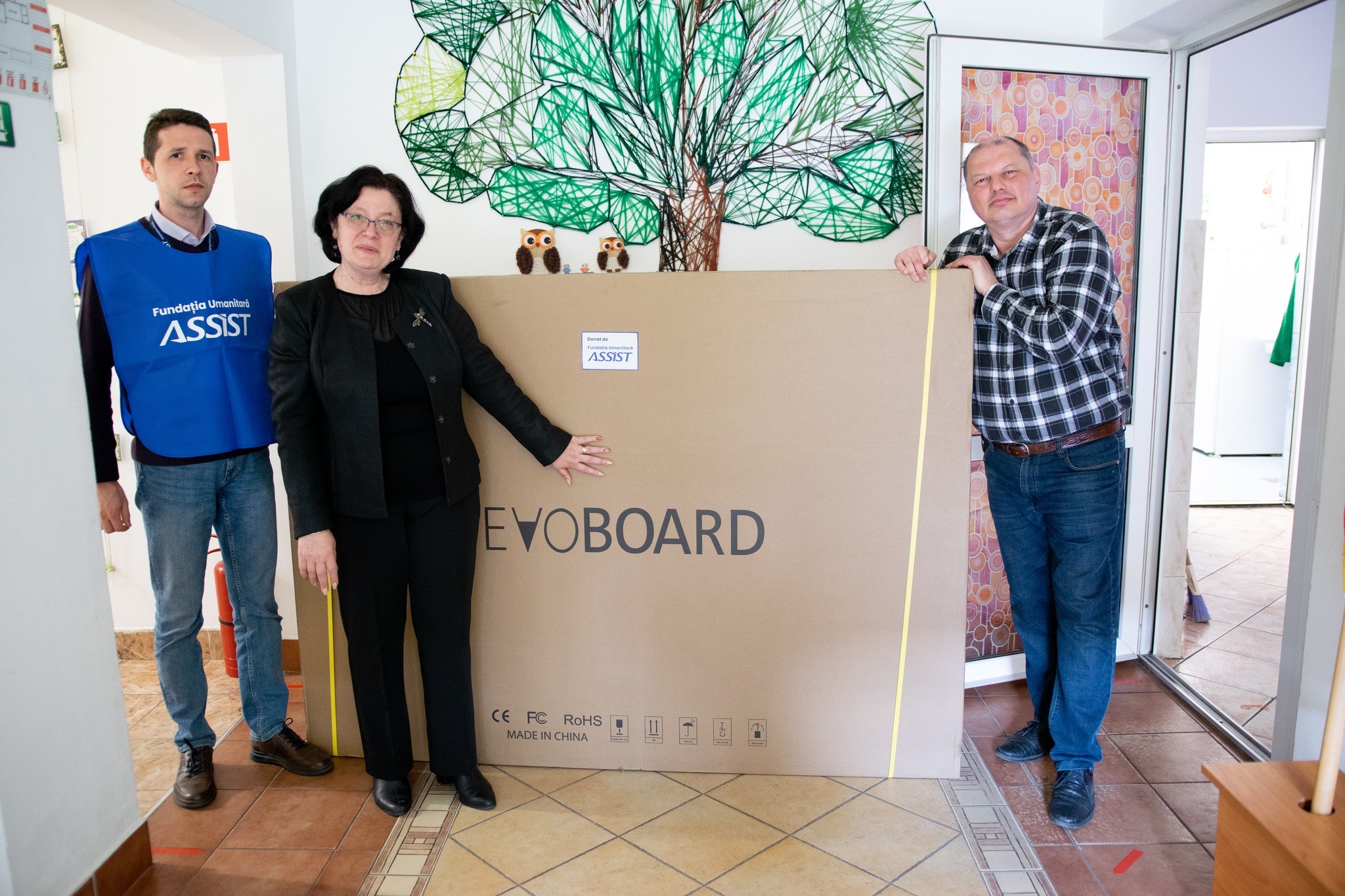 Fundatia Umanitara ASSIST-campanie de donare tabla interactiva la Scoala Jean Bart din Suceava