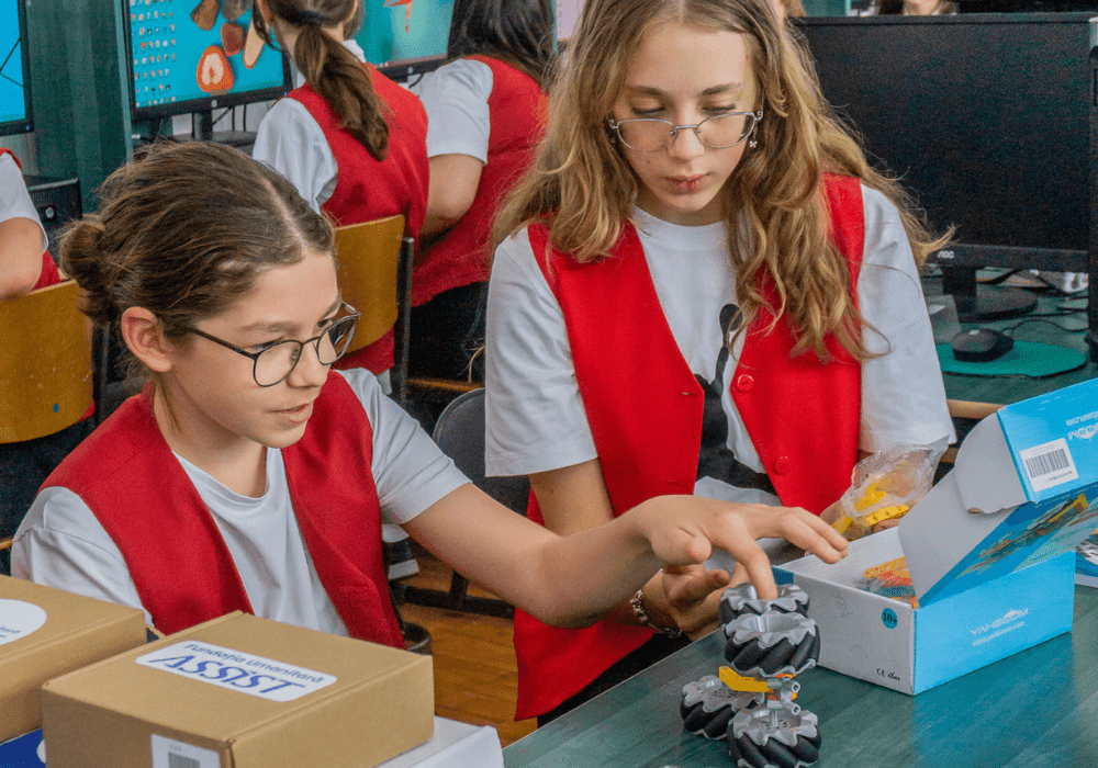 Am_dotat_laboratorul_de_informatica_de_la_scoala_Generala_nr_3_Suceava_cu_echipamente_de_robotica_Fundatia_Umanitara_ASSIST