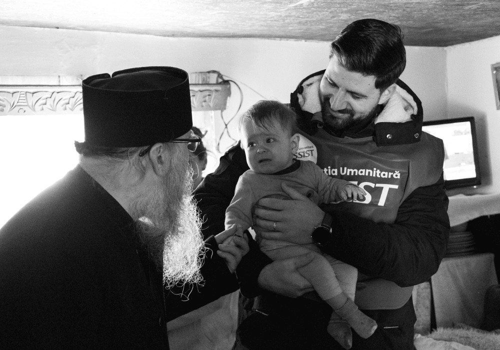 Cadouri_si_bucurie_oferite_de_Fundatia_Umanitara_ASSIST_familiilor_nevoiase_in_preajma_sarbatorilor_Suceava