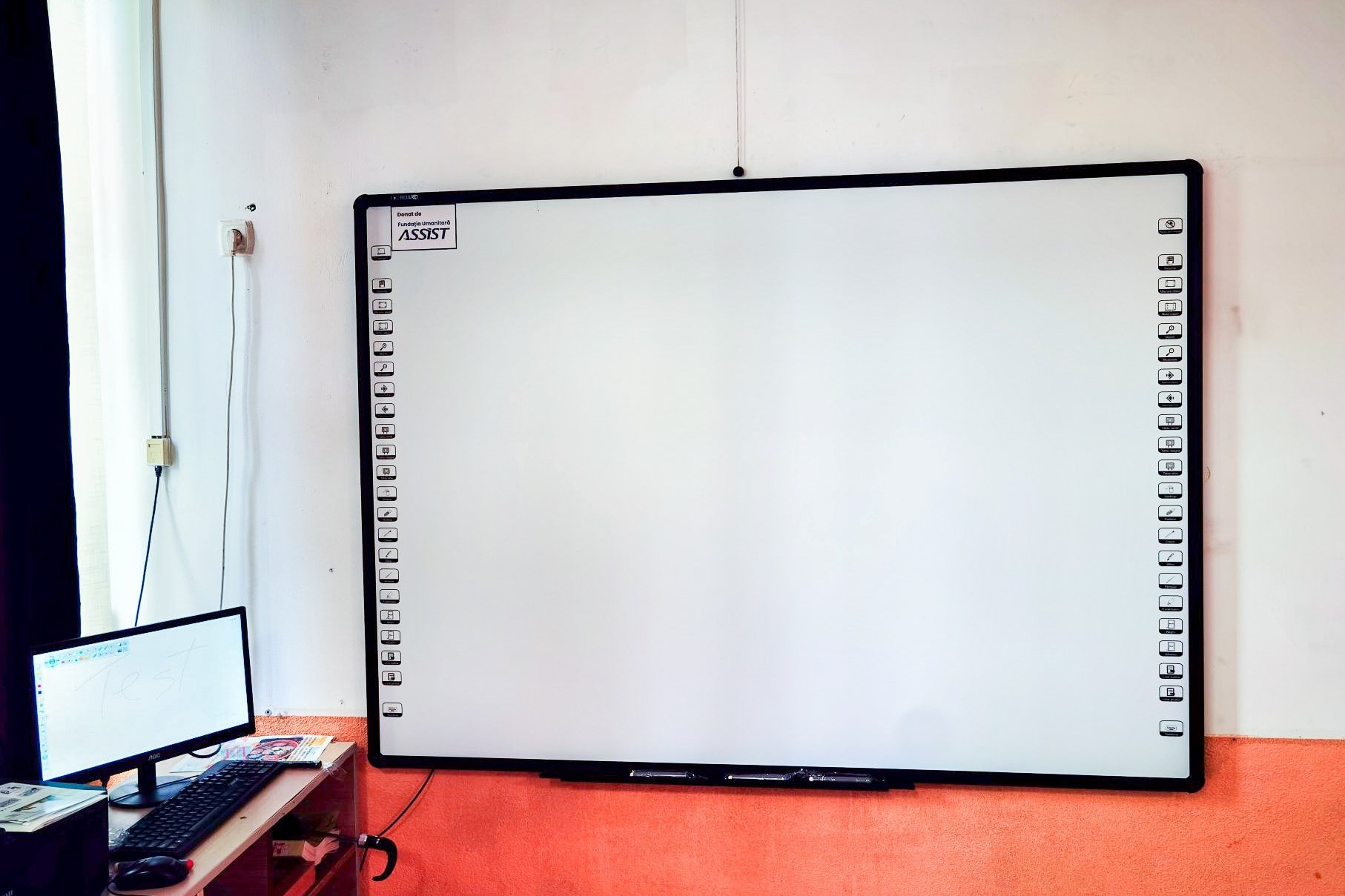 Fundatia Umanitara ASSIST -campanie de donare tabla interactiva la Scoala Jean Bart din Suceava