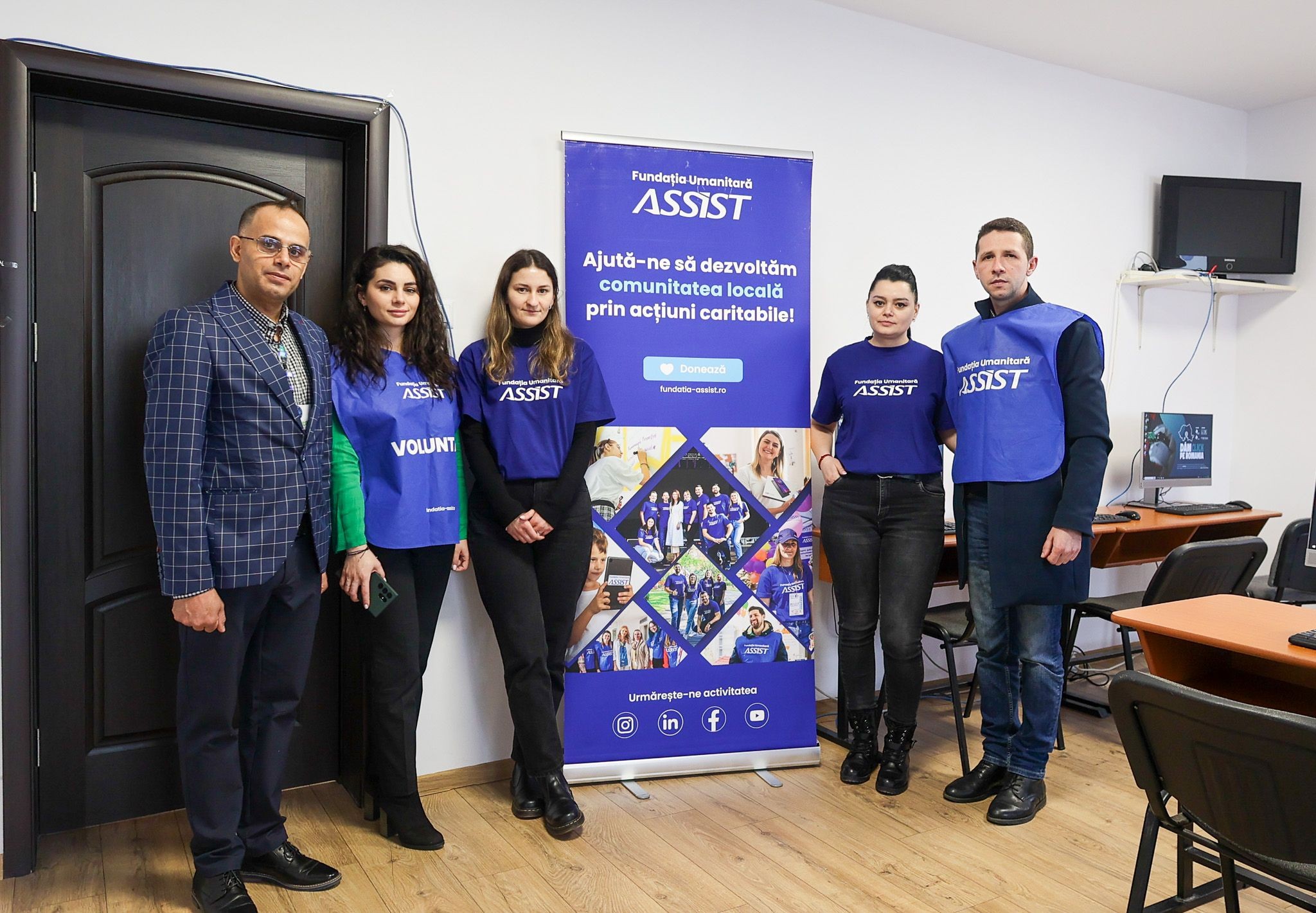 The ASSIST Humanitarian Foundation vicepresident and volunteers next to the EUROACTIV Association representative