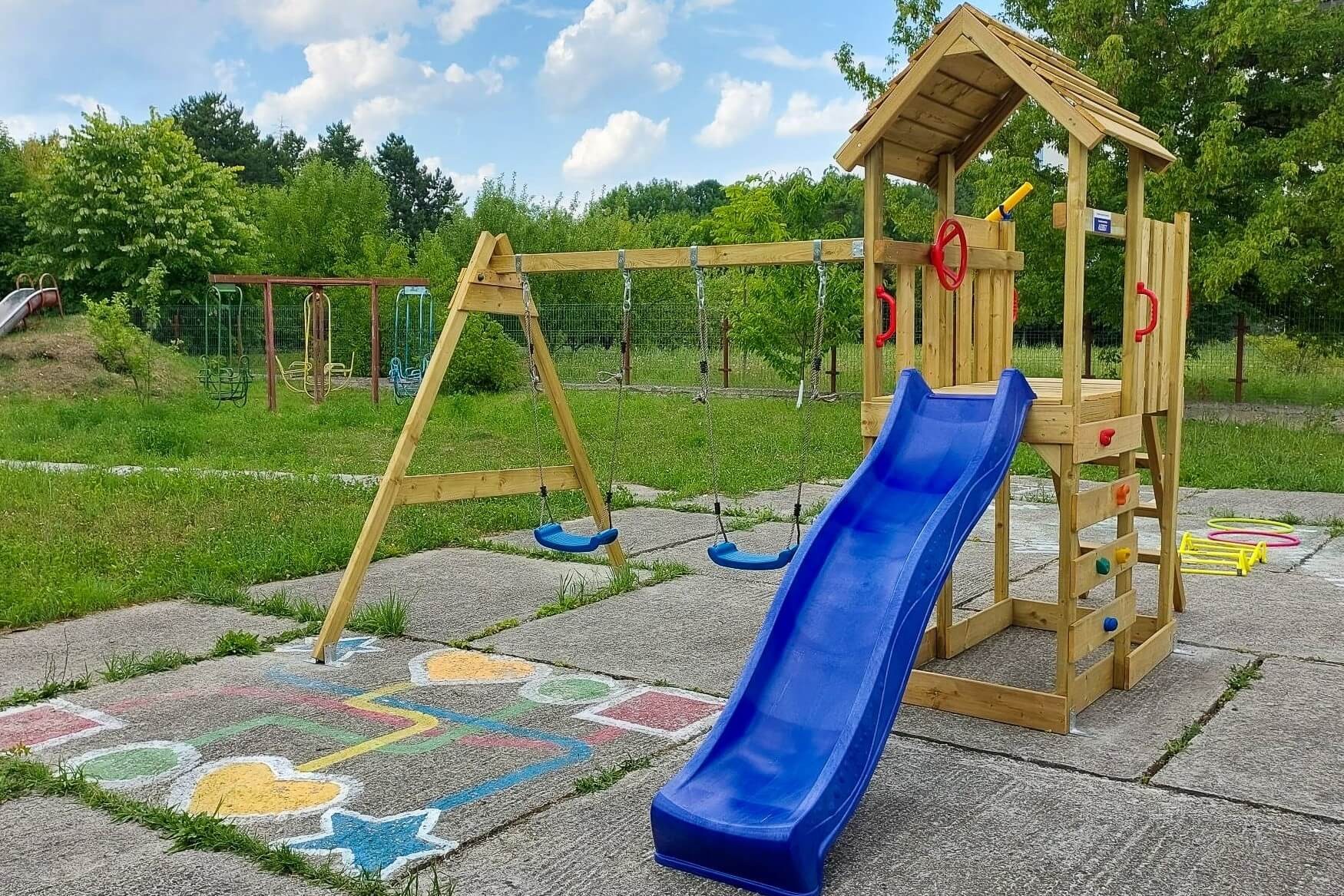 Fundatia Umanitara ASSIST offered the children from Help Autism Suceava a playground