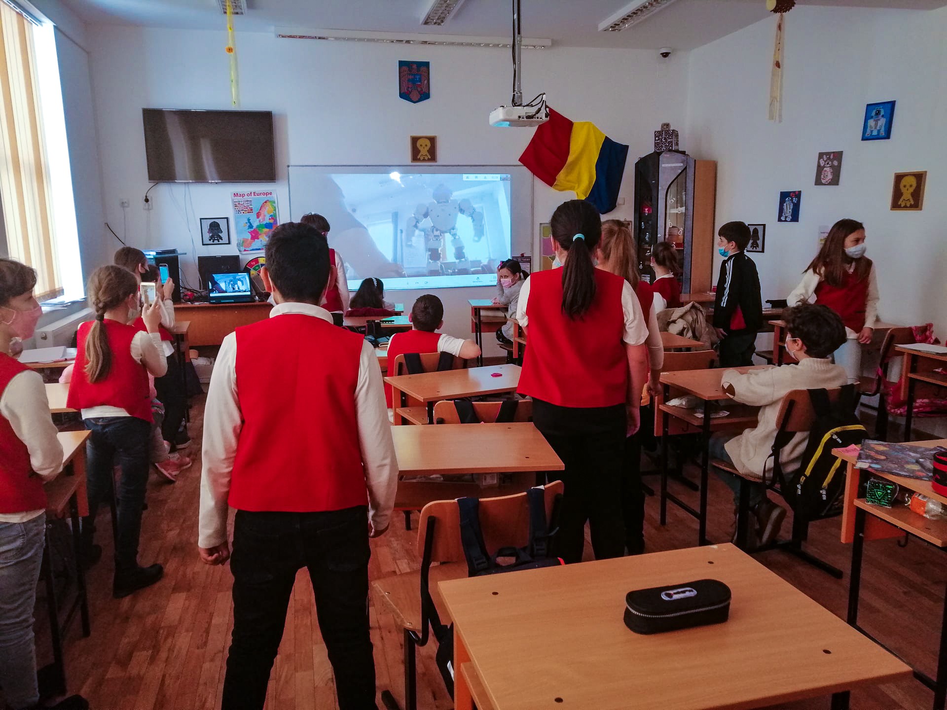 Fundatia Umanitara ASSIST - campanie de donoare pentru dotarea laboratorului de robotica - Scoala Gimnaziala Ipotesti