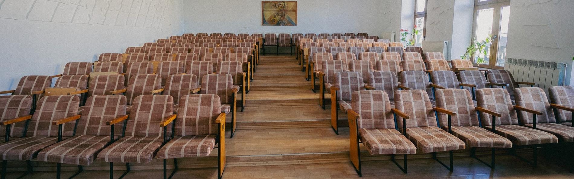 Strangere_de_fonduri_pentru_renovarea_salii_de_spectacole_de_la_Colegiul_de_Arta_Ciprian_Porumbescu_Suceava_Fundatia_Umanitara_ASSIST