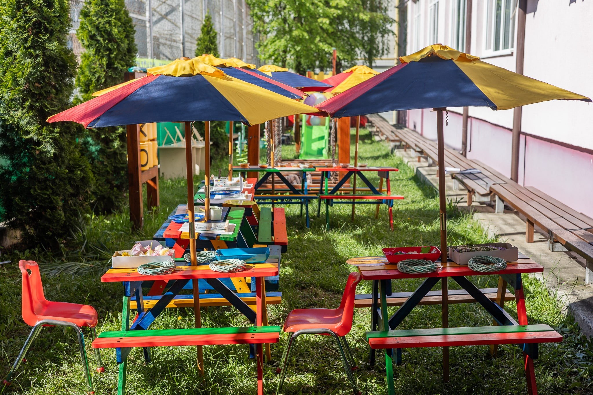 Mobilier_nou_pentru_activitati_in_aer_liber_la_Gradinita_1_2_3_Suceava_Fundatia_Umanitara_ASSIST